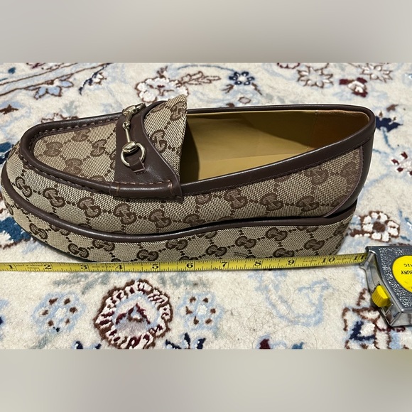 Gucci's signature GG canvas loafers with a platform sole & leather trim. - Picture 10 of 13